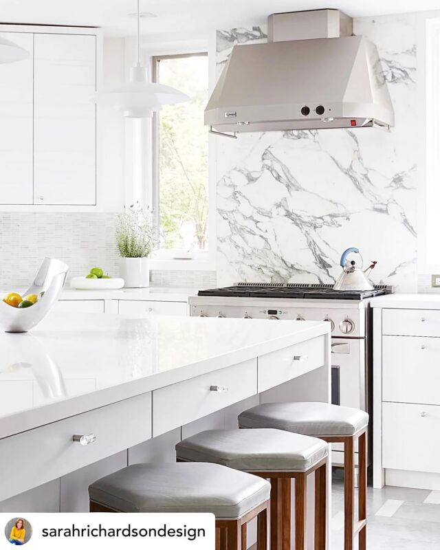 DESIGN TIP • In the market for new kitchen counters? You know @sarahrichardsondesign 🤍’s natural stone for the unique veining but she’s also a practical mom, so quartz gets her vote for counters - the durability and carefree maintenance of quartz is unbeatable for surfaces that get lots of wear and tear, morning, noon and night! 

📷 @staceysnaps
Post credit to @sarahrichardsondesign 
.
.
.
.
.
#distinctivelighting #lighting #lightingstore #lightingdesign #lightingshowrooms #lightingfixtures #lightingideas #home #homerenovation #homestyling #homeinspo #homedecor #homedesign #homeinterior #instahome #interiorstyling #design #decor #decortips #interiordecorating #interiordesign #hgtv #designtips #hometips #showroom #stcatharines #niagarafalls #fonthill 
.
.
.
Posted @withregram