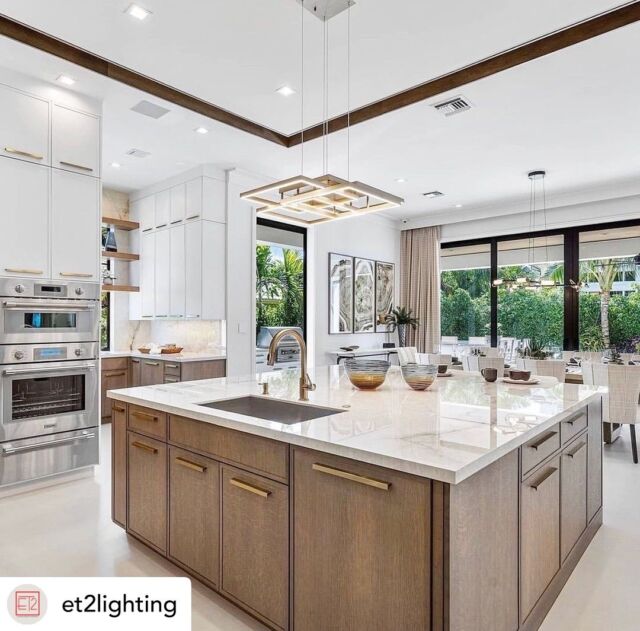 What's your favorite style of an island pendant? ⁣
. . .⁣
Lighting: The Traverse Pendant⁣ by @et2lighting 
.
.

#distinctivelighting #lighting #lightingstore #lightingdesign #lightingshowrooms #lightingfixtures #lightingideas #home #homerenovation #homestyling #homeinspo #homedecor #homedesign #homeinterior #instahome #interiorstyling #design #decor #decortips #interiordecorating #interiordesign #hgtv #designtips #hometips #showroom #stcatharines #niagarafalls #fonthill 

.
.
.
Posted @withregram