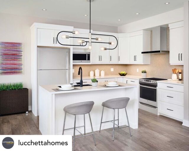 DESIGN TRENDS❗️A hot design trend for 2023 are soft, modern kitchens.

This is a kitchen with a modern, clean design and a ‘warmer’ palette that softens the modern look, moving away from black & white kitchens. Clients are starting to incorporate neutral colours, hardwood flooring, moody lighting, pops of colour, and personalized elements—all great ways to warm up your space. 🧡

Pictured is the kitchen from the Lucchetta Homes Trento Model, Lot 4, located in Lusso Urban Towns, #stcatharines 🌟 Thanks to @lucchettahomes for the tip 🙌🏻

For all your lighting needs visit our showroom or shop online. Note we also offer consultation services. 
_____________⠀ 
#lucchettahomes #distinctivelighting #lighting #lightingstore #lightingdesign #lightingshowrooms #lightingfixtures #lightingideas #home #homerenovation #homestyling #homeinspo #homedecor #homedesign #homeinterior #instahome #interiorstyling #design #decor #decortips #interiordecorating #interiordesign #hgtv #designtips #hometips #showroom #stcatharines #niagarafalls #fonthill